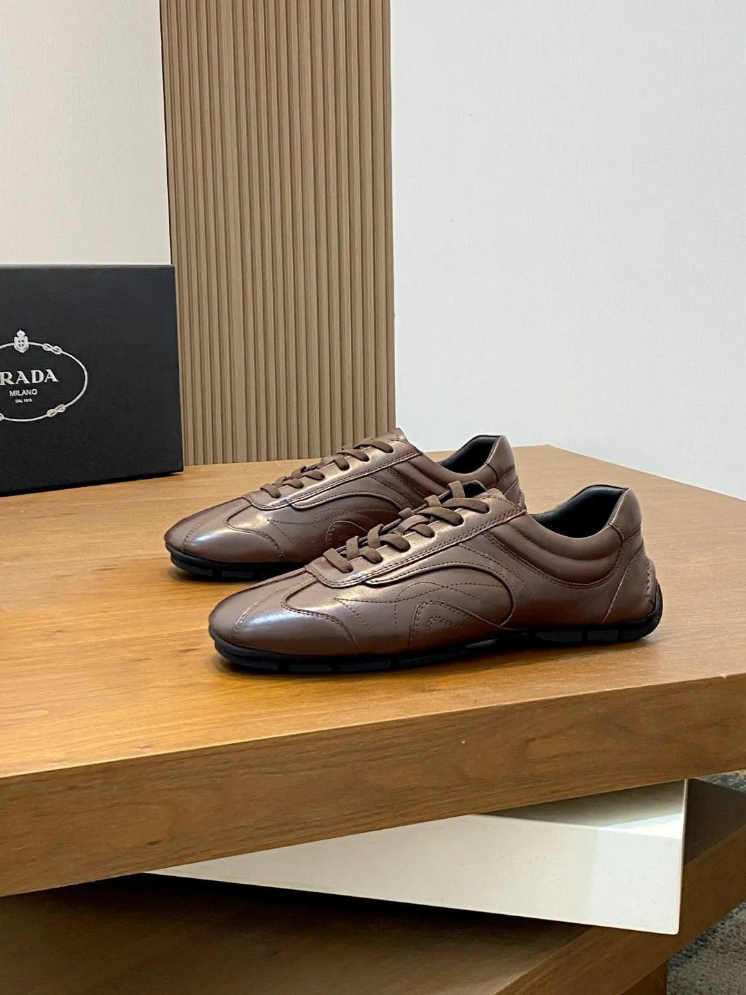 Men's Men's Shoes 💰800 Prada/Prada Men's Leather Casual Sports Shoes, a hot product made in Guangzhou! Made of imported calfskin splicing upper, three-dimensional geometric segmentation, precision manufacturing, uniform stitching, leather texture at a glance, multi-color splicing, fashionable and generous, soft, comfortable and breathable, decorated with PRADA letter logo on the outside, classic letter logo on the tongue, fabric strap on the heel, P family's classic sports shoe type, with fabric lining, silver logo cowhide foot pads, and P family's exclusive rubber outsole. The details are carefully crafted, making it a versatile item for travel! Comes with original box and dust bag! Multiple colors available! Size: 39-40-41-42-43-44 standard leather shoe size (38, 45 customized ¥)